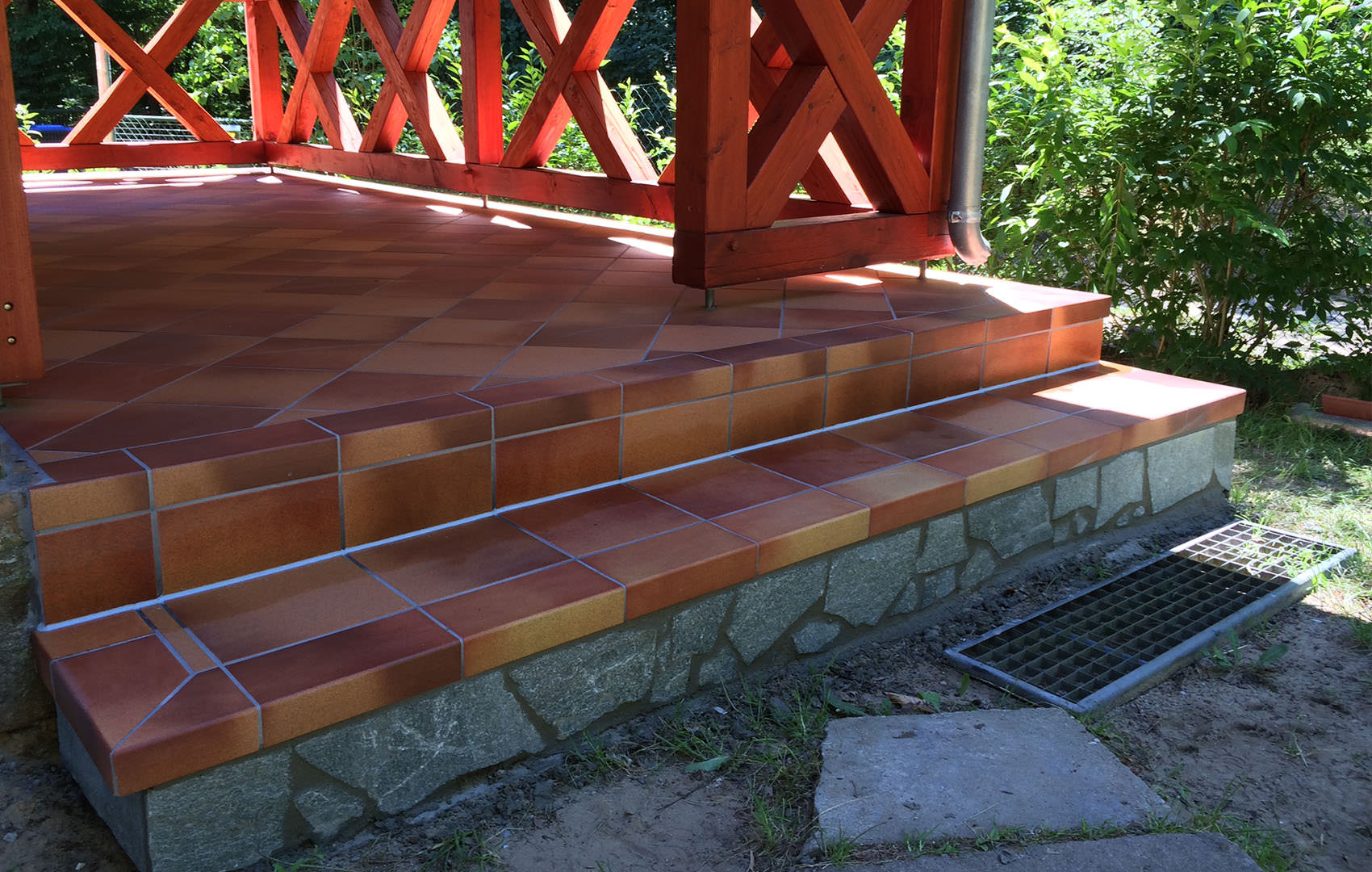 Fliesen auf Terrasse terracotta geflammt mit gefliester Treppe